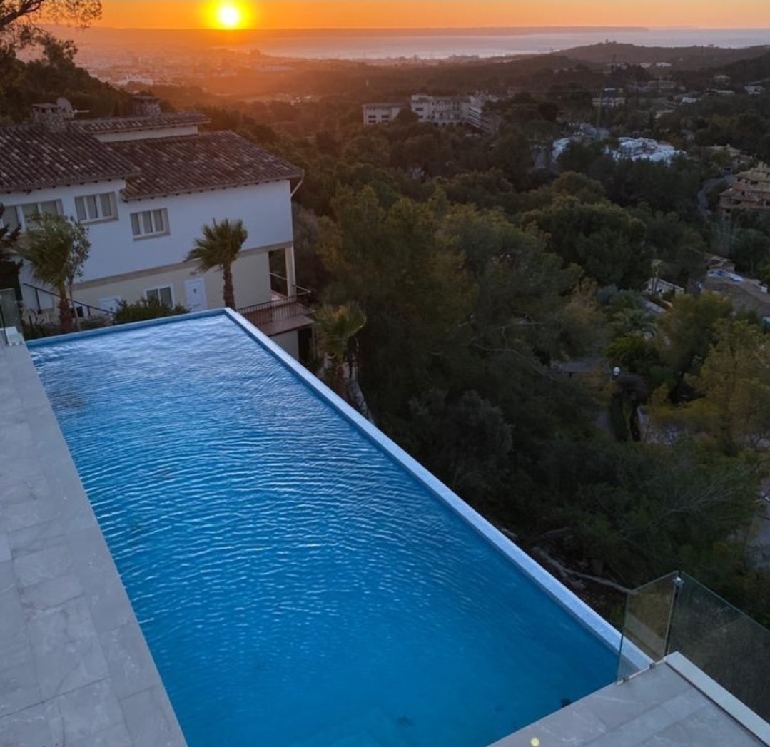Piscina infinita con vistas a Mallorca ejecutada por Embaldosados FJVM