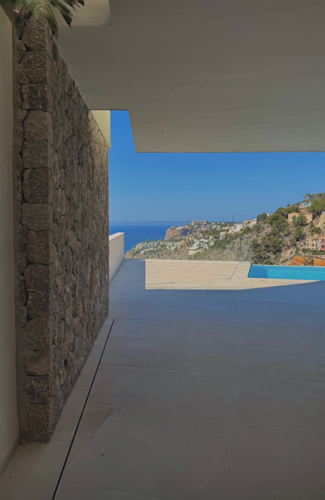 Revestimiento de piedra natural con vistas a la piscina y al mar